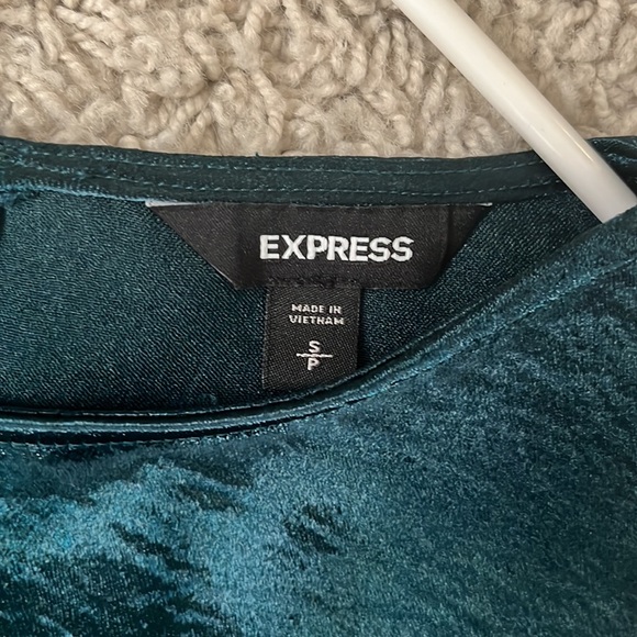 🆕 NWT Express Dark Green Teal Blue Asymmetrical Sleeveless Blouse Size Small - Picture 2 of 4